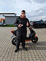 Absolvent/in der Fahrschule