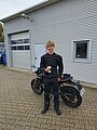 Absolvent/in der Fahrschule
