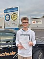 Absolvent/in der Fahrschule