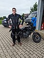 Absolvent/in der Fahrschule