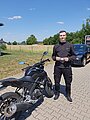 Absolvent/in der Fahrschule