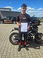 Absolvent/in der Fahrschule