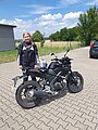 Absolvent/in der Fahrschule