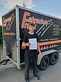 Absolvent/in der Fahrschule