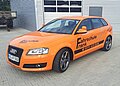 Orangener Audi A3 von der Seite