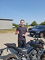 Absolvent/in der Fahrschule