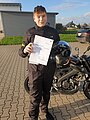 Absolvent/in der Fahrschule